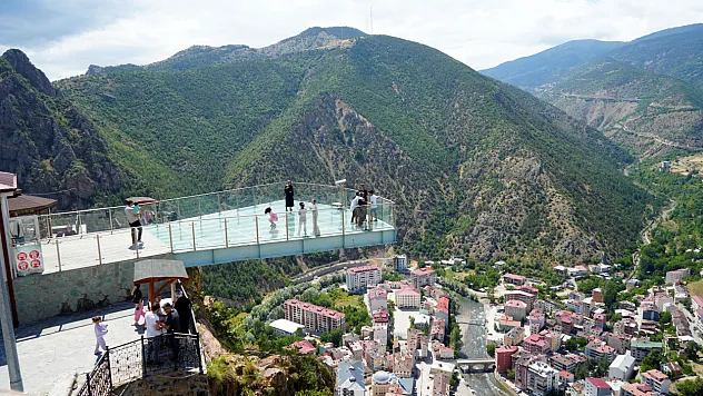 240 metre yükseklikte serinlik ve adrenalin: Cam terasa ilgi yoğun