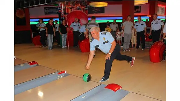  POLİSLER BOWLİNG OYNAYARAK MORAL DEPOLADI