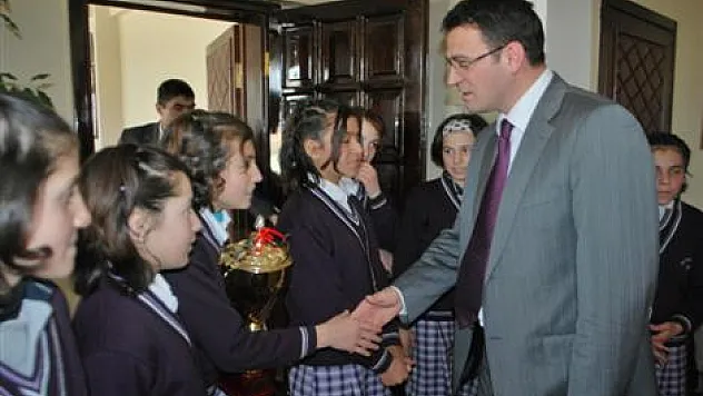 İl biricisi olan öğrenciler kaymakamdan ayakkabı istedi