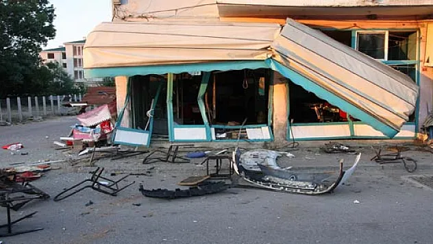 OTOMOBİL İŞ YERİNE ÇARPTI: 1 YARALI