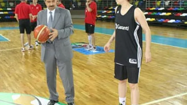  TEKİN'DEN ÜMİT MİLLİ TAKIMI'NA ZİYARE