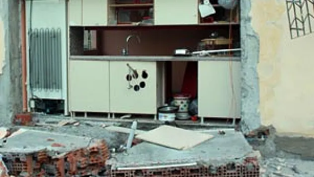 BOMBA GİBİ PATLAYAN TÜP EVİN DUVARLARINI YIKTI