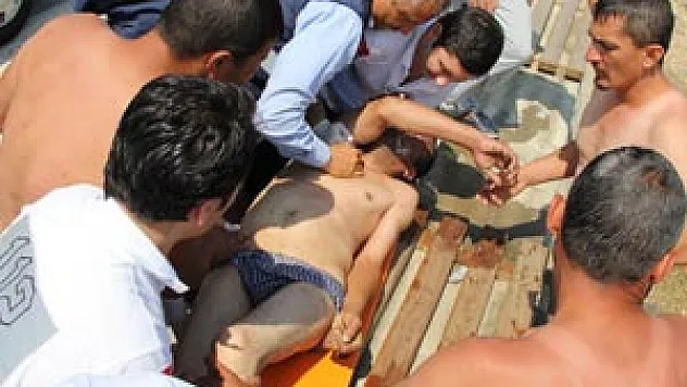 YÜZERKEN BOĞULMA TEHLİKESİ GEÇİREN ŞAHIS ÖLÜMDEN DÖNDÜ