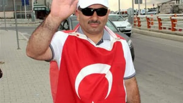 'DEMOKRASİYE SAYGI' İÇİN TEK BAŞINA ANKARA'YA YÜRÜYOR