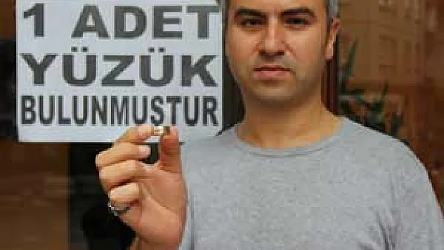 Berber 2  Aydır Bulduğu Altın Yüzüğün Sahibini Arıyor
