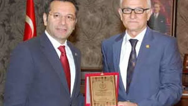 Baro'dan Vali Aksoy'a Plaket