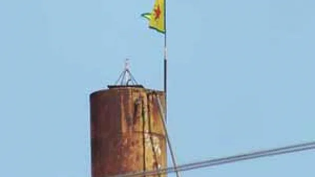 PYD Rasulayn'a sözde bayrağını dikti