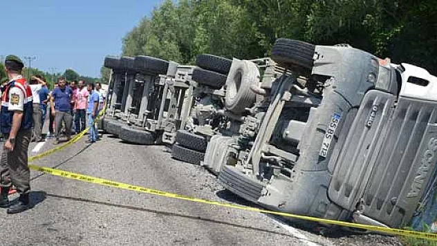  TIR DEVRİLDİ: 1 ÖLÜ