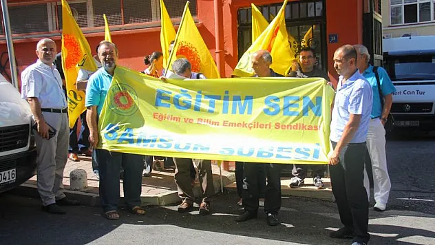 EĞİTİM-SEN OKUL ÖNÜNDE EYLEM YAPTI
