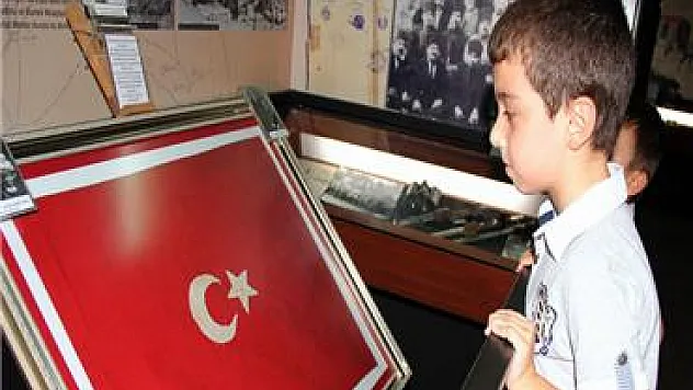 91 yıllık Türk Bayrağı tarih kokuyor