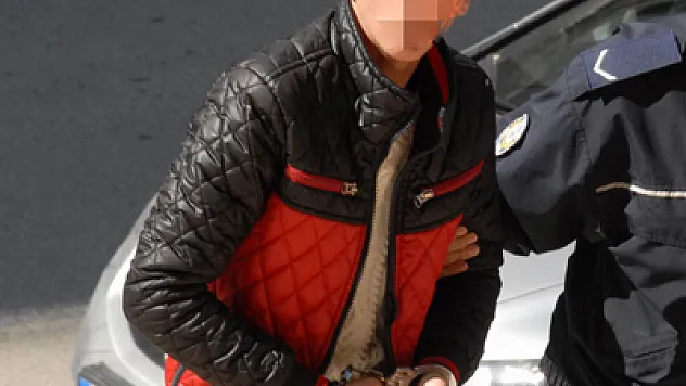 POLİS ARACINA ÇEKİÇ ATAN GENÇ YAKALANDI