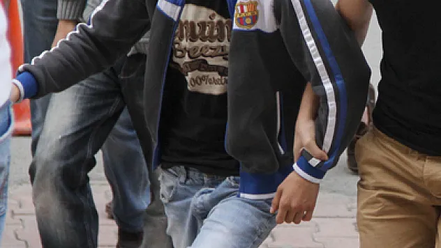  SİLAHLI GENÇ, POLİSTEN KAÇAMADI