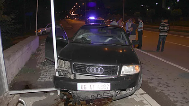  OTOMOBİL OTOBÜS DURAĞINA ÇARPTI: 1 YARALI