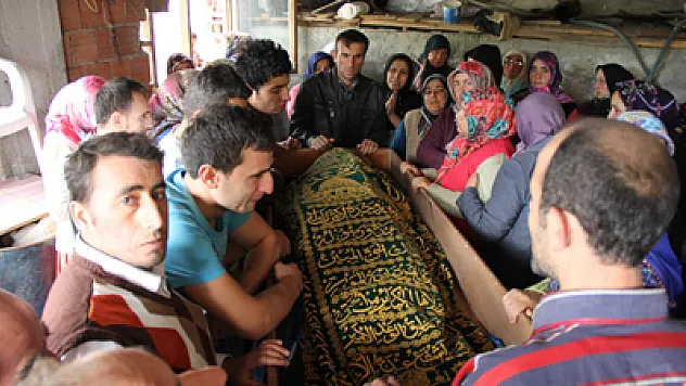 Fabrikanın Çatısından Düşen Genç Toprağa Verildi