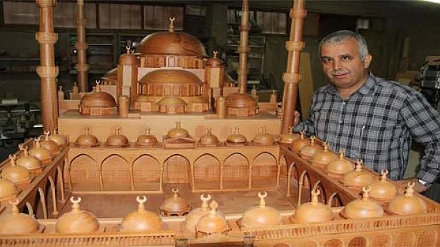İmam ahşaptan 'Sultan Ahmet Camii' yaptı