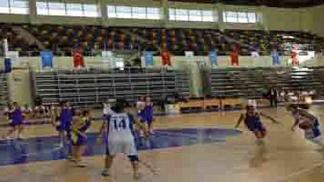 üniversiteli basketçiler sezonun ilk maçında galibiyet aldı