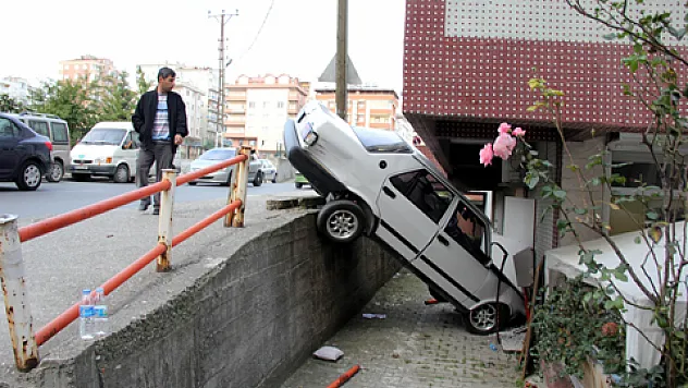 HASTA TAŞIYAN OTOMOBİL, EVİN BAHÇESİNE UÇTU: 3 YARALI
