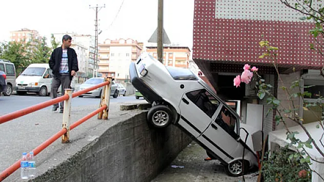 Hasta Taşıyan Otomobil, Evin Bahçesine Uçtu: 3 Yaralı
