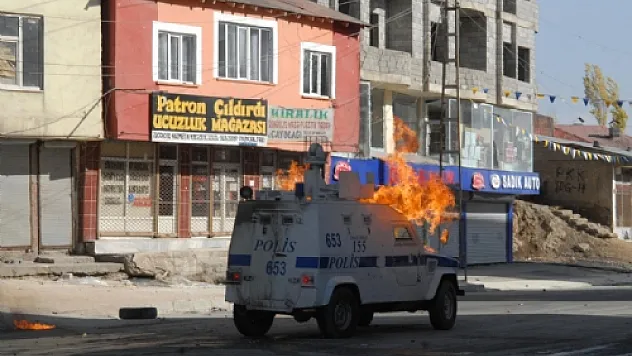 Hakkari Yüksekova'da Polislere Silahlı ve Bombalı Saldırı
