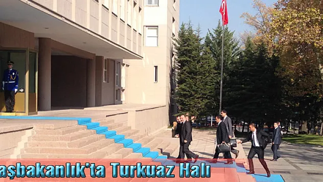 Başbakanlık'taki kırmızı halı, turkuaz halı ile değiştirildi