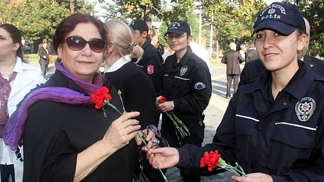 Polis Öğretmenlere Çiçek Dağıttı