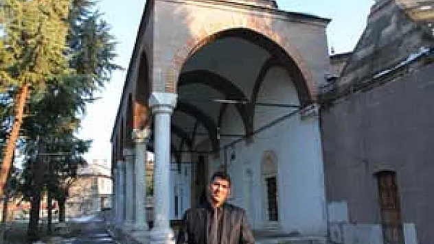 5 Asırlık Caminin Minaresinde Dökülmeler Başladı