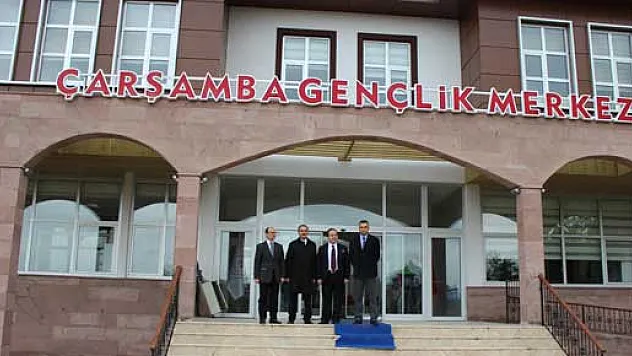 Yıldız ve Dündar 'Gençlik Merkezini' ziyaret ettiler