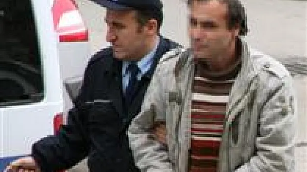 Boşanmak isteyen eşini 18 yerinden bıçakladı