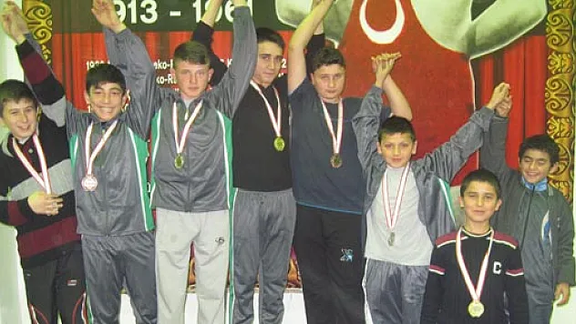 Dumlupınar Güreş'te il ikincisi