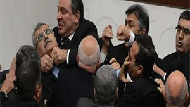 MİLLETVEKİLLERİ YUMRUK YUMRUĞA