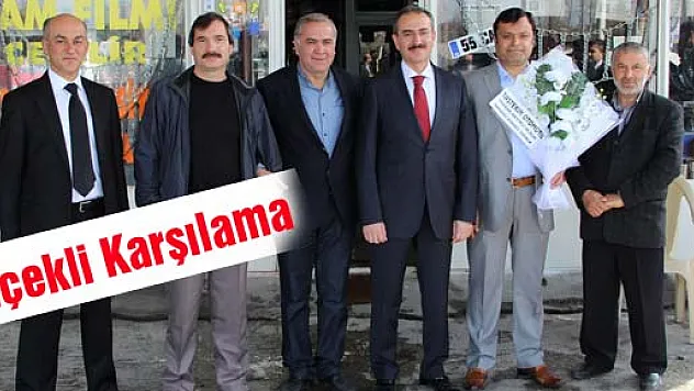 ESNAF, BAŞKAN DÜNDAR'I ÇİCEKLERLE KARŞILADI