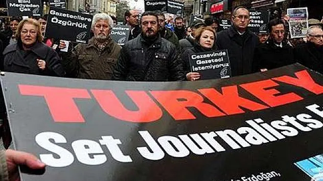 Gazetecilerden eylem...