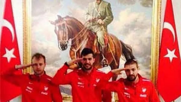 Milli futbolculardan Atatürk'e asker selamı