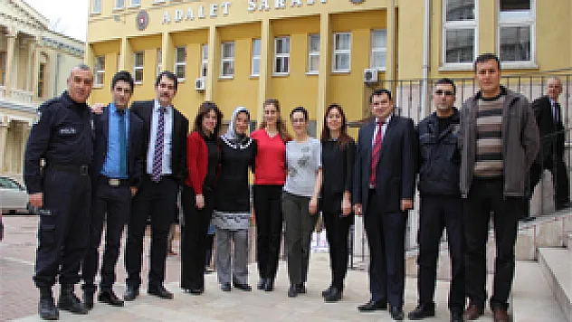 Taşınan Adliye Binası Önünde Hatıra Fotoğrafı