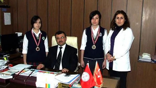 Sağlık Meslek Lisesinde çifte başarı