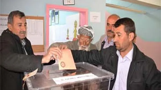 Türkiye'nin en yaşlı seçmeni oyunu kullandı