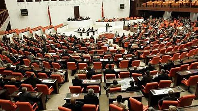 Kabinedeki üç bakan istifa etti