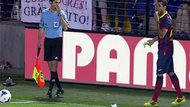 Dani Alves'ten ırkçı saldırıya müthiş karşılık