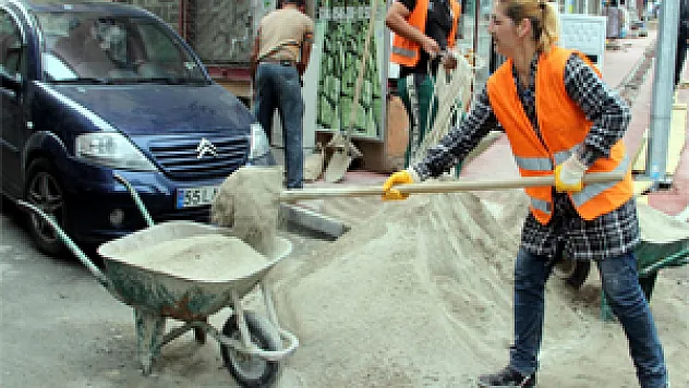 4 Çocuk Annesi Kadın, 'Kaldırım Ustası' Oldu