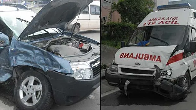 Ambulans ile otomobil çarpıştı:4 yaralı