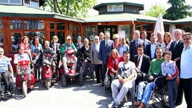 Vali Aksoy, Sakatlar Derneğini Ziyaret Etti