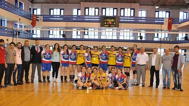 Bayanlar Voleybol Turnuvasında Kupayı Eğitim Fakültesi Aldı