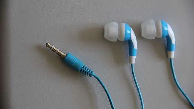 KULAKLIKLA MÜZİK DİNLEYENLERİ BEKLEYEN TEHLİKE