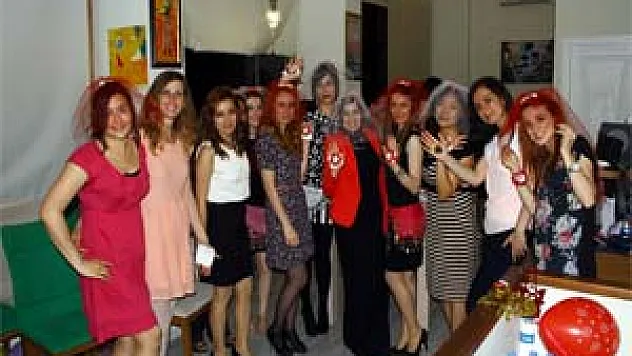 Kız Öğrencilerin Mezuniyet Kınası