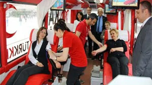 AK Kadınlar Kan Veriyor