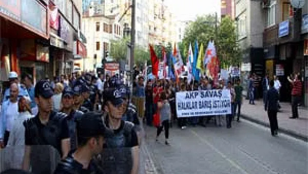 Eylemcilere Vatandaşlardan Türk Bayraklı Tepki