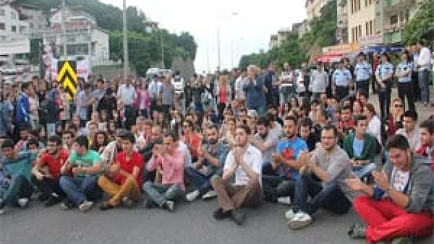 Kazalara Tepki Gösteren Vatandaşlar Yolu Trafiğe Kapattı