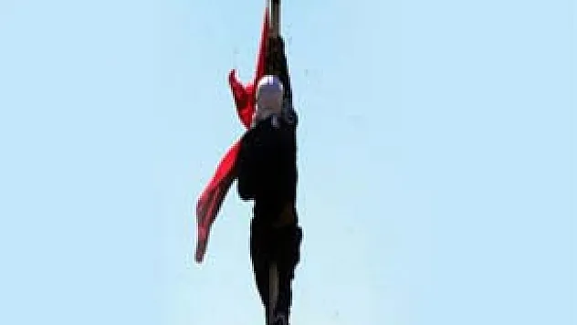 TÜRK BAYRAĞINI İNDİREN PROVOKATÖR YAKALANDI