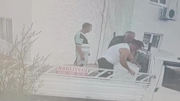 3,5 dakikada tüm eşyaları götürdü