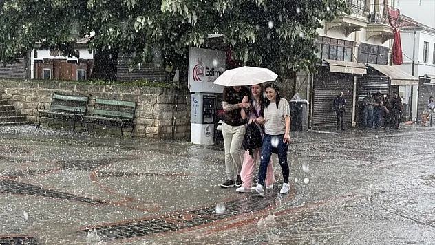 ​3 İlde Birden Aniden Bastırdı! Sağanak ve Dolu Yağışı Hayatı Felç Etti